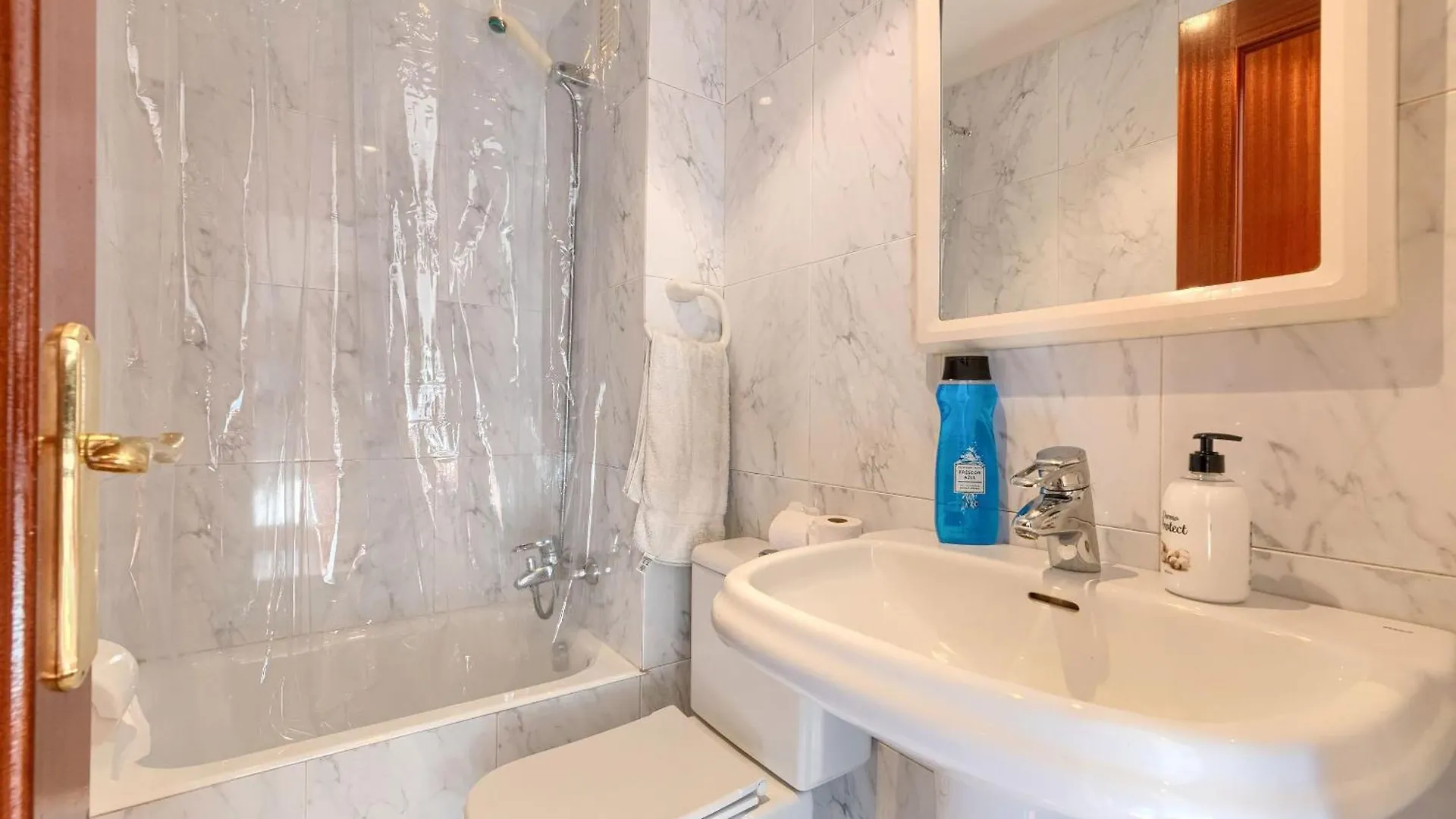 Apartamento Vt , Acogedora En Barrio Tranquilo Con Garaje Bilbao 0*,  España